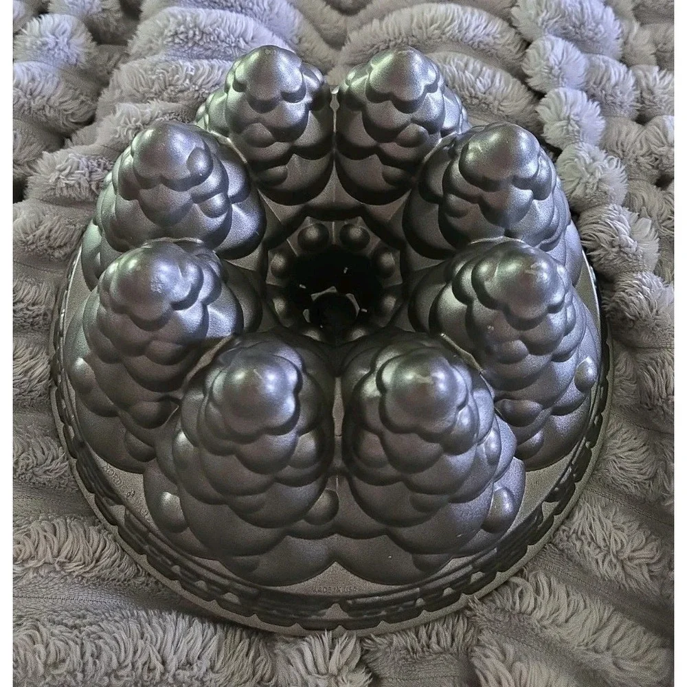 Nordic Ware Holiday CHRISTMAS Tree BUNDT Cake Pan w/Train Cast Aluminum